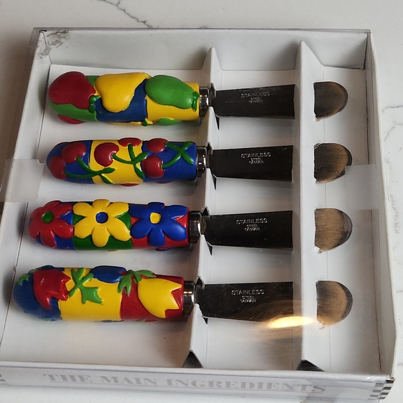 VINTAGE NEW SET OF FOUR SPREADERS FLORAL & VEGETABLES THEME - Picture 2 of 5